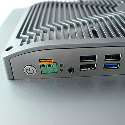 IP65 integró SSD de acero inoxidable TPM 2,0 de la pulgada J1900 4G RAM 64GB de la PC 15 del panel